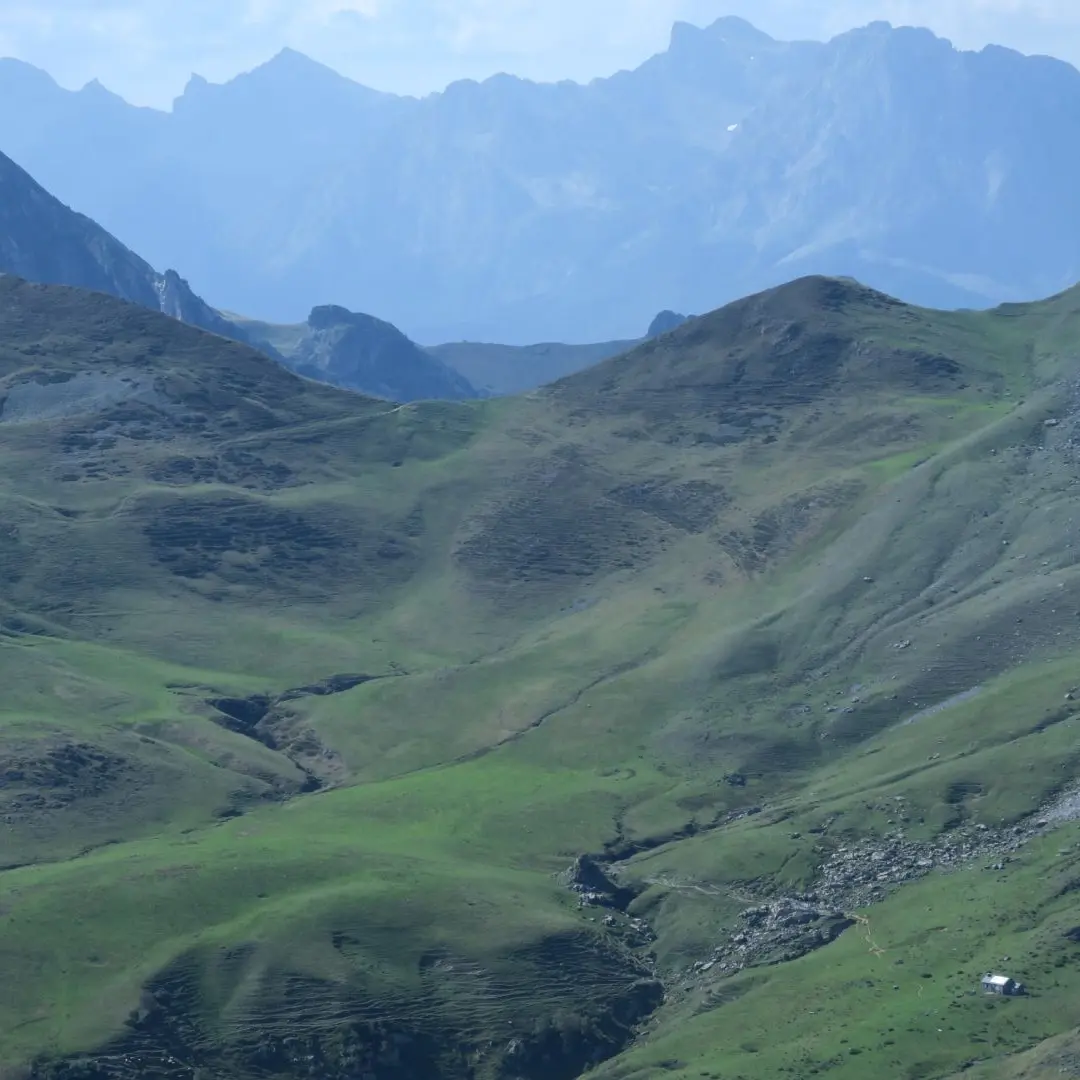N° 32 CABANE LAITERINE PAR LE COL D'ISEYE