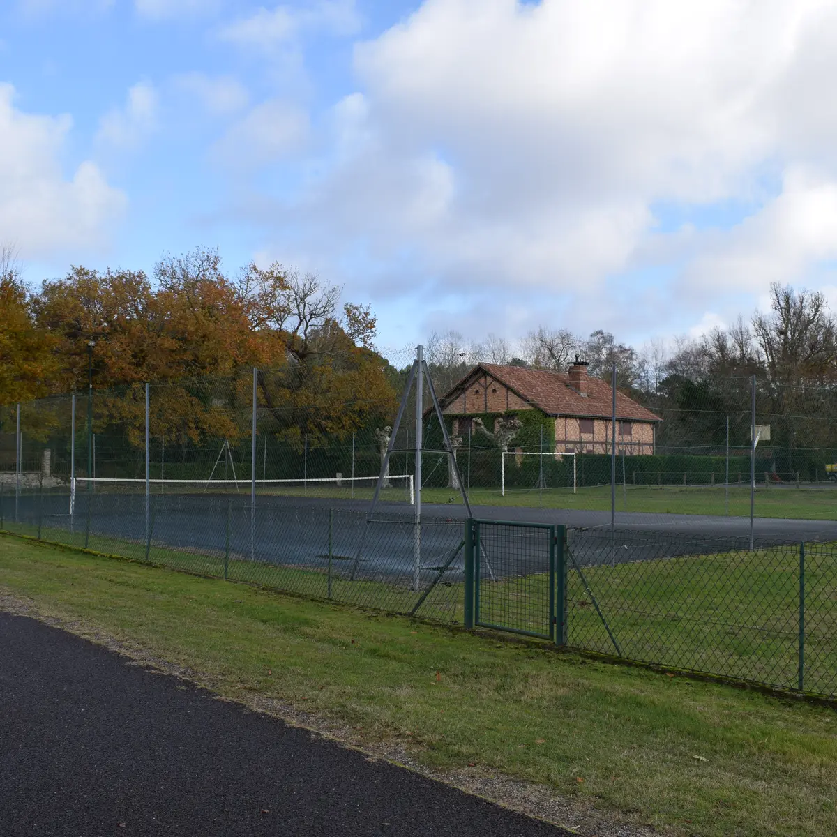 CLNT - LEVIGNACQ - Terrain de tennis
