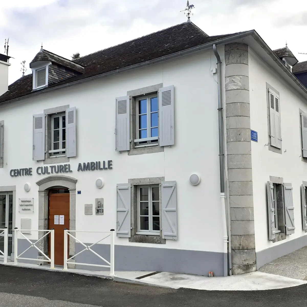 Centre culturel AMBILLE - Façade - ARETTE (©Mairie Arette)