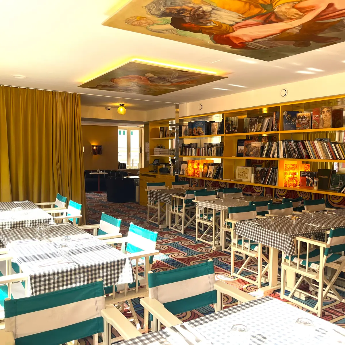 Bibliothèque vue sur miroir