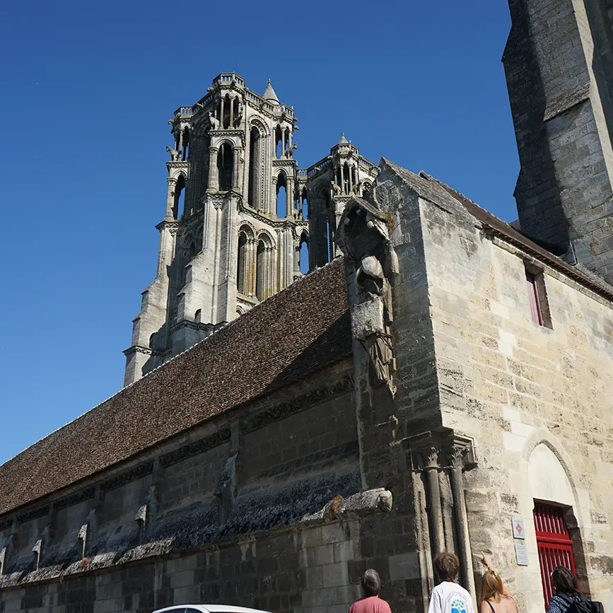 Cité médiévale quartier cloître < Laon < Aisne < Picardie