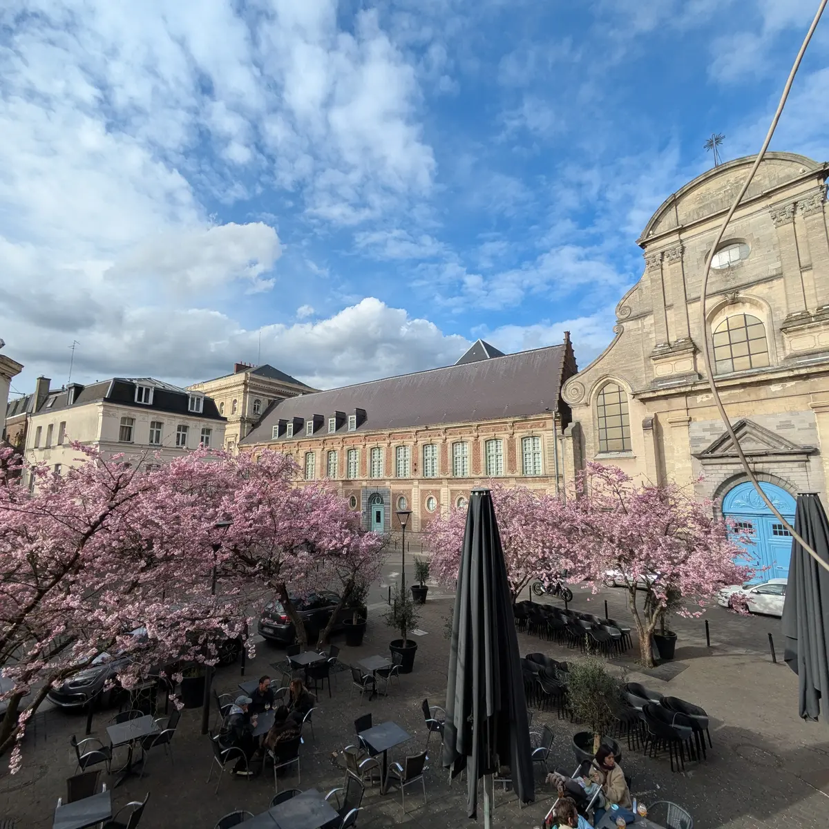 Terasse Place st Nicolas Au Petit bérêt Valenciennes