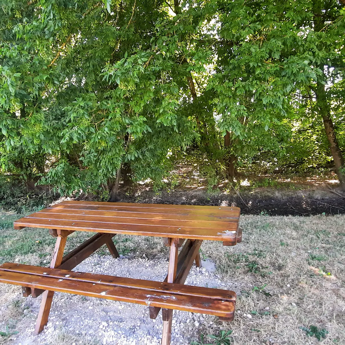 aire-pique-nique-tables-saint-martin-l-astier