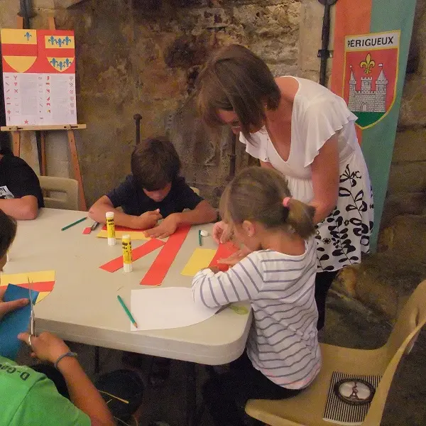 Perigueux_atelier_heraldique_scolaires_blason_barriere©office_de_tourisme_de_perigueux