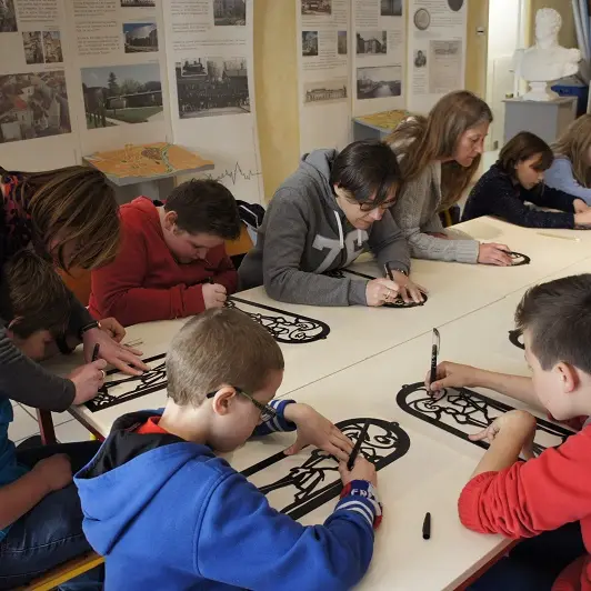 Perigueux_atelier_vitrail_scolaires©office_de_tourisme_de_perigueux