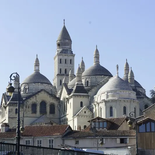 Perigueux_cathedrale_saint_front_atelier_vitrail_scolaires©office_de_tourisme_de_perigueux