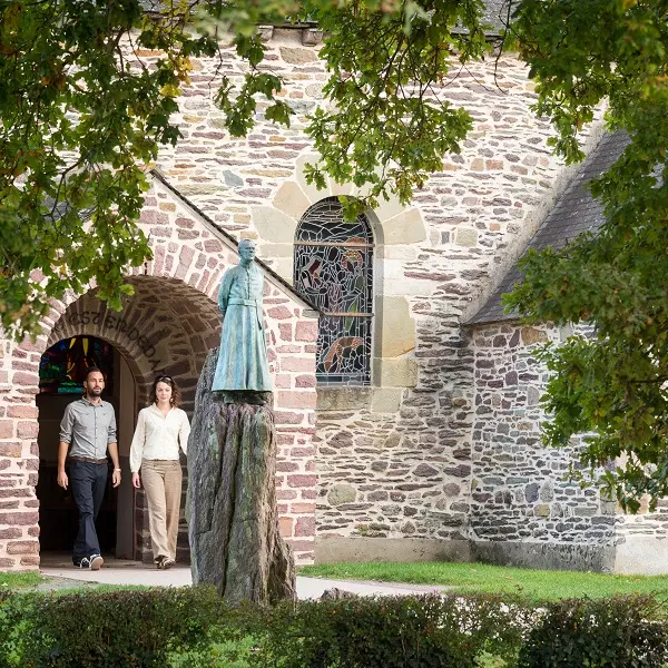 eglise_graal_statue_Abbé_Gillard_Thomazo_Tréhorenteuc_DestinationBrocéliande
