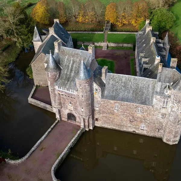 chateau de trecesson - vue aérienne - schiste rouge - Campénéac - Brocéliande