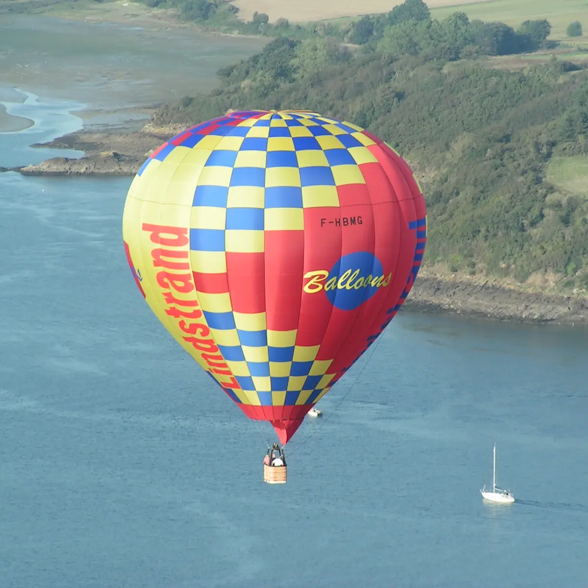 Ballons d'Emeraude - Ballon coloré sur la Rance 1