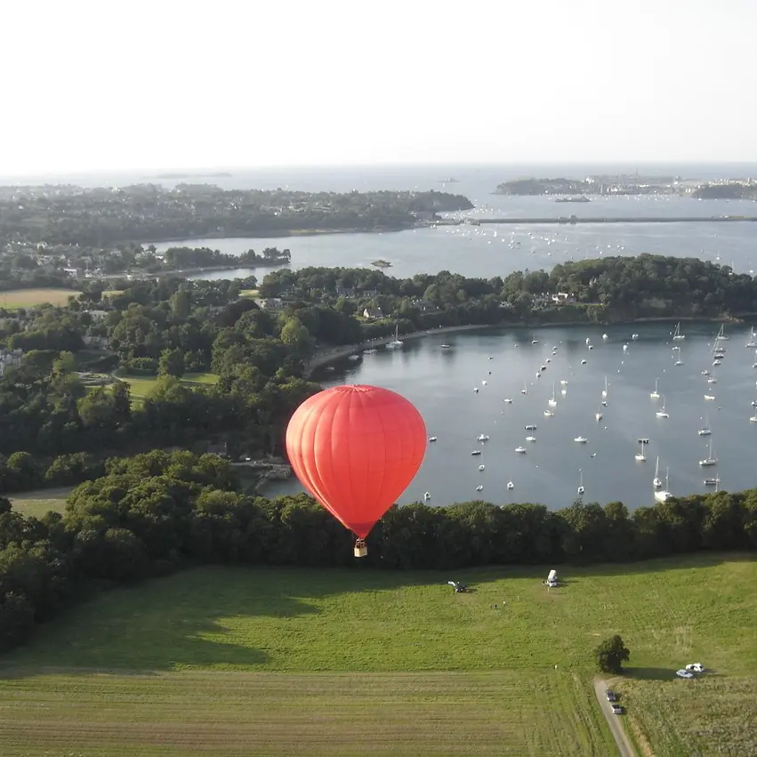 Ballons d'Emeraude - ballon rouge sur la Rance-2