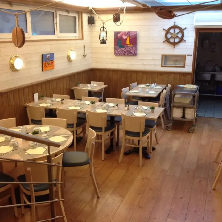 Creperie-Cote-Mer-Dinard-salle