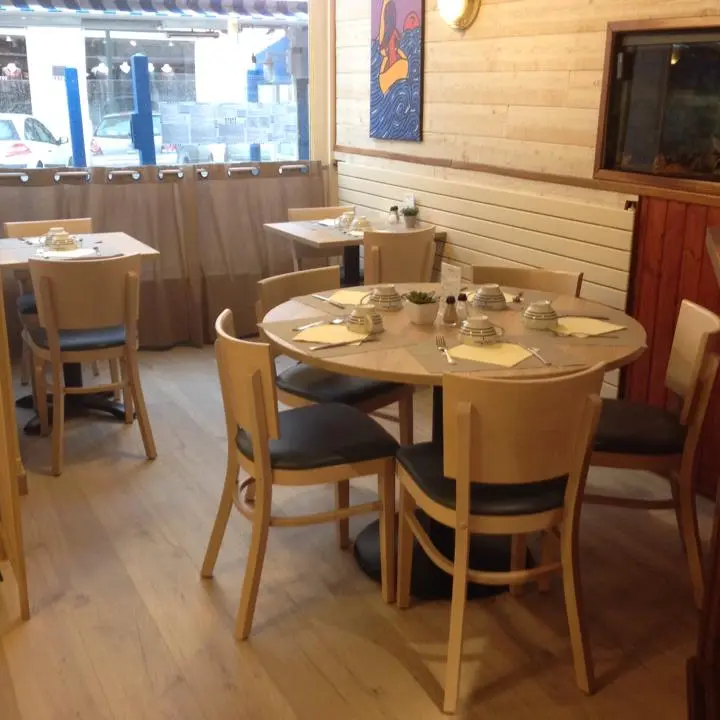 Creperie-Cote-Mer-Dinard-tables-dressees