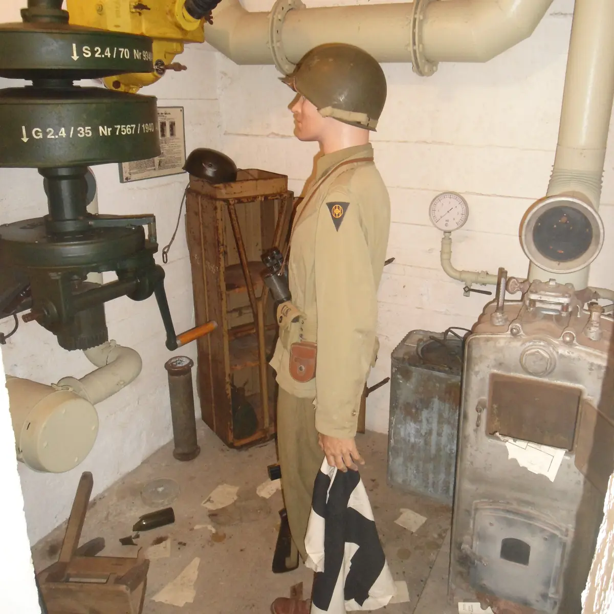 Un soldat américain inspectant l'ouvrage après les combats