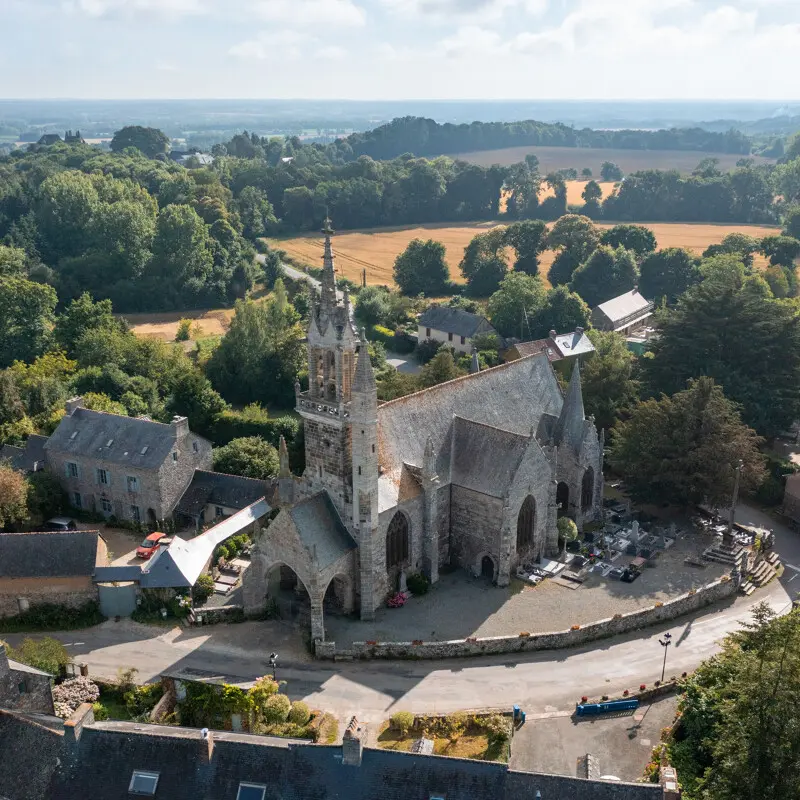 Eglise_Saint-Ouen-des-Iffs_-_Les_Iffs-Thibault_Poriel-5073-1200px