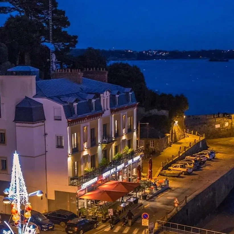 Hotel-de-la-Vallee-Dinard-vue-aerienne-nuit-2