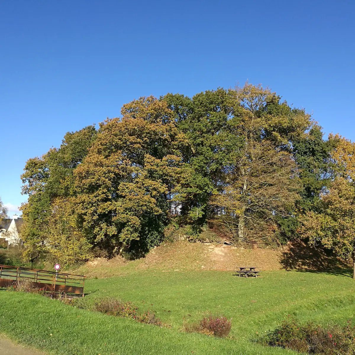 Motte féodale Bédée Village Etape