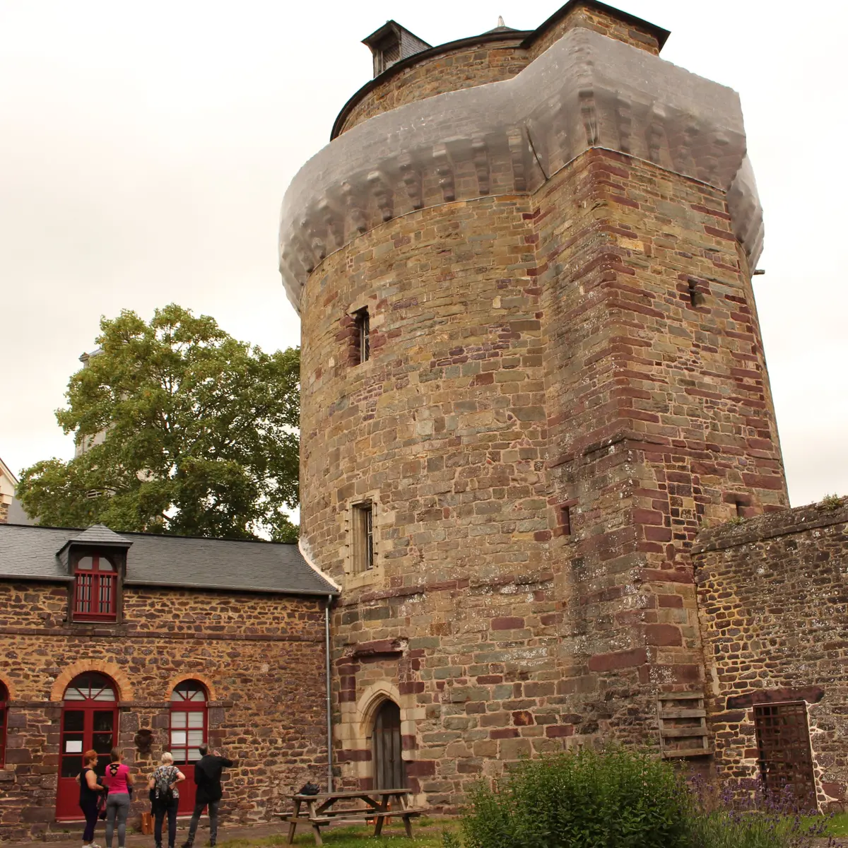 Tour Papegaut Montfort sur Meu Petite Cité de Caractère