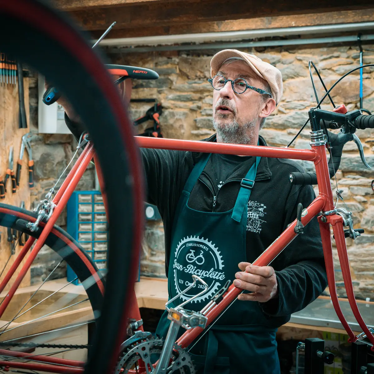 Jean-Bicyclette en pleine réparation