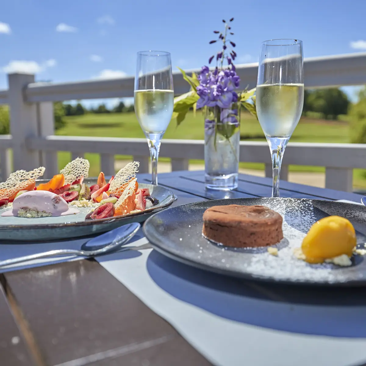 déjeuner en terrasse  restaurant Virgule Le Tronchet