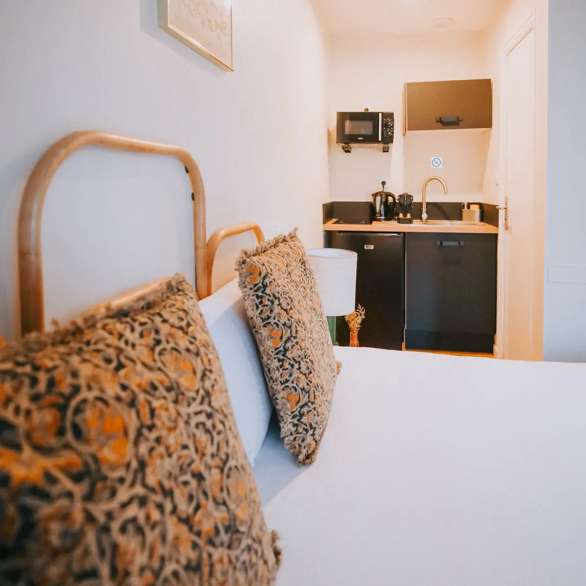 Vue lit et espace kitchenette Appartement 14