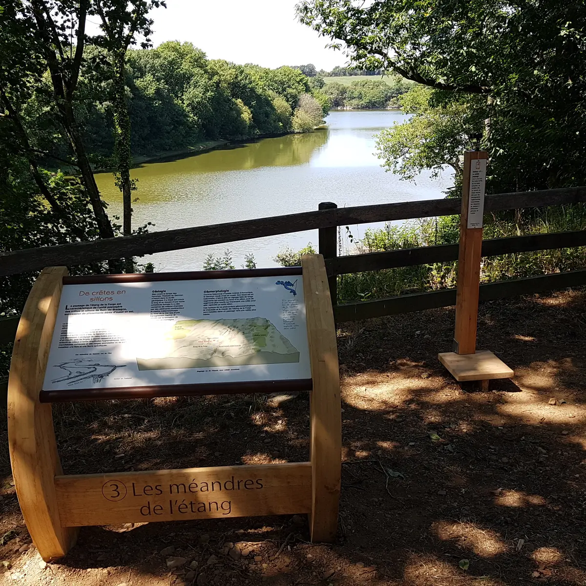 Tourisme_Martigné_sentierinterprétation-station3Lesméandresdel'étang©RocheaauxFéesCommunauté