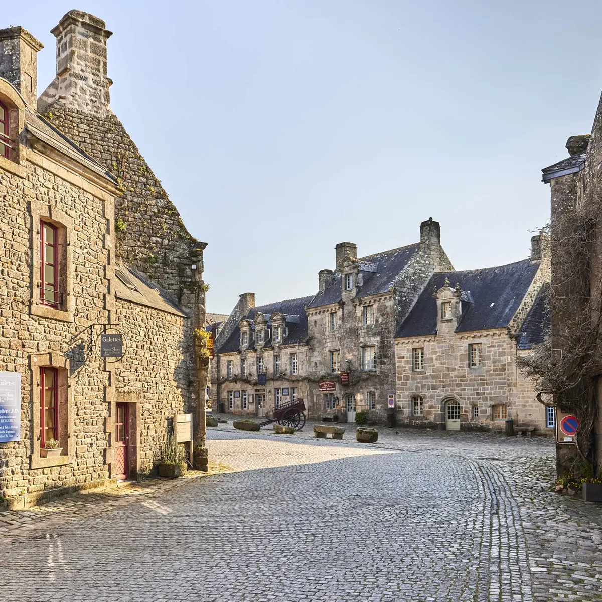 Vue sur la place de l_église depuis rue_crédit Alexandre Lamoureux_validité 31102030
