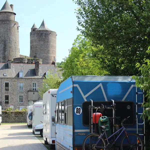 camping-car-aire-carriere-fougeres-chateau-2018©EPETITJEAN_(4)[1]