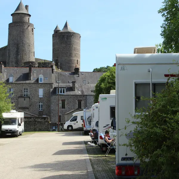 camping-car-aire-carriere-fougeres-chateau-2018©EPETITJEAN_(2)[1]