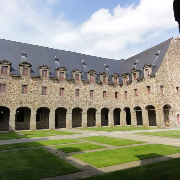 couvent-urbanistes-Fougères-patrimoine-photo-2012_(9)[1]