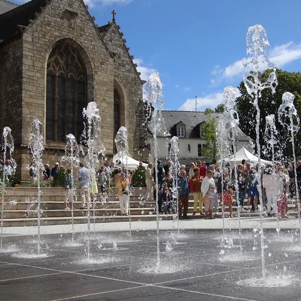 eglise St-Armel - fontaine - été - Ploërmel - Bretagne