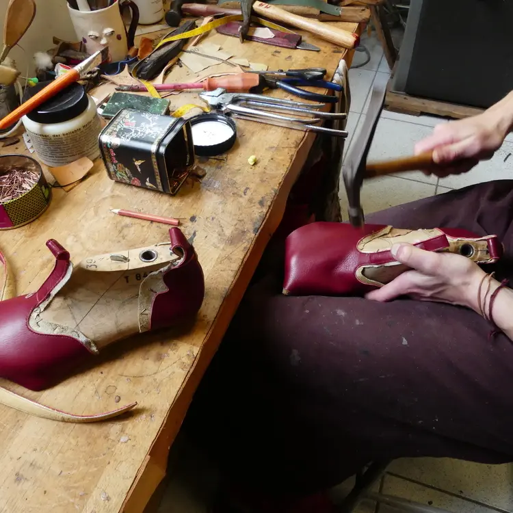 établis et bottière au travail salomé rouge