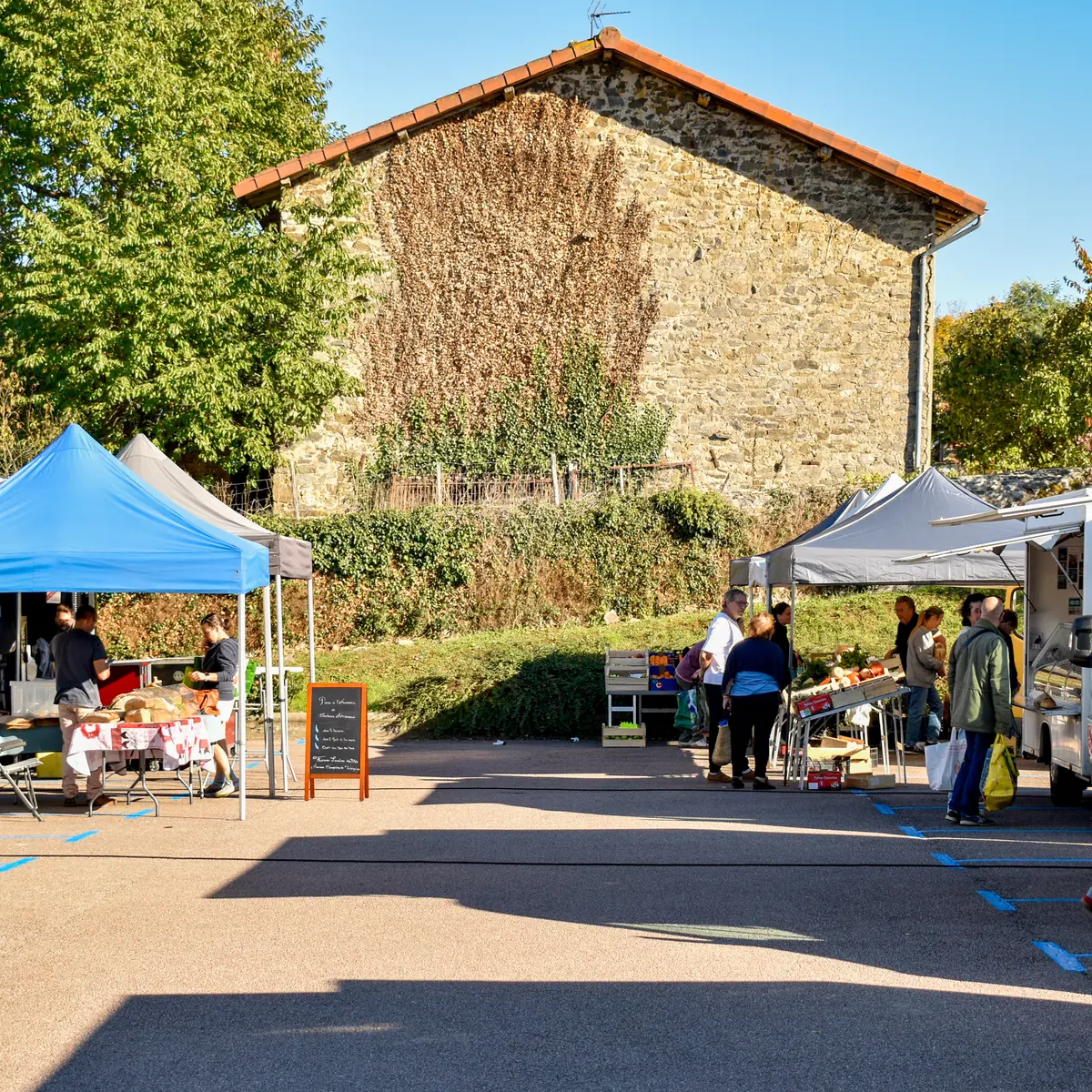 Marché hebdomadaire de Bosmie l'Aiguille