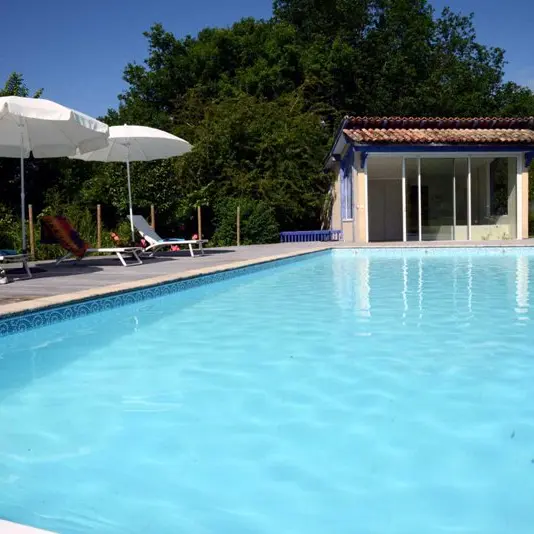 1-Gite-le-chai-B-B-La-sauvageonne-saint-palais-Chaise-Para-et-spa-de-loin-800-600