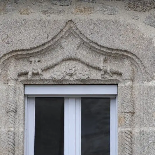 Fenêtre provenant du château de Monisme_2