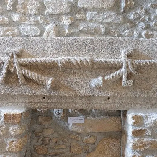 Fenêtre provenant du château de Monisme_4