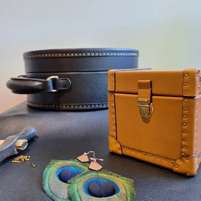 Malle et boite à bijoux avec boucles d'oreilles alliant cuir et plumes de paon