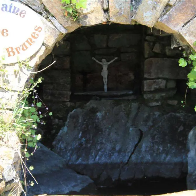 Fontaine de Pierre Brune à Saint Germain Les Belles_3
