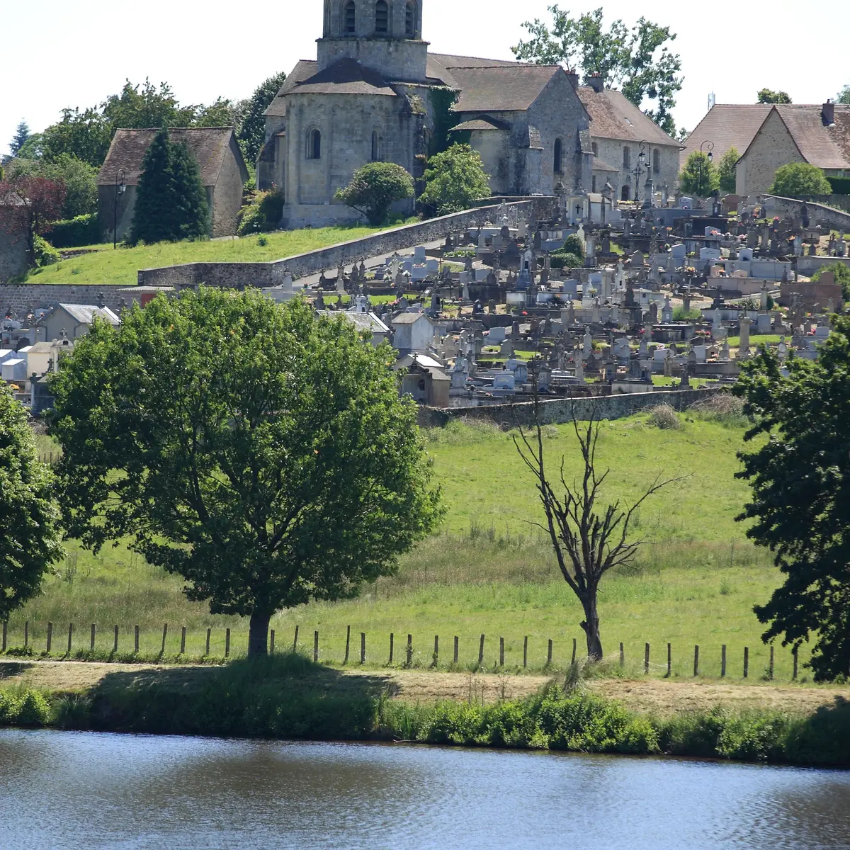Eglise vue du plan d'eau_3
