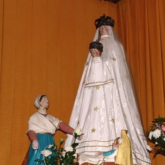 Vitrail représentant Notre Dame de Toute Bonté