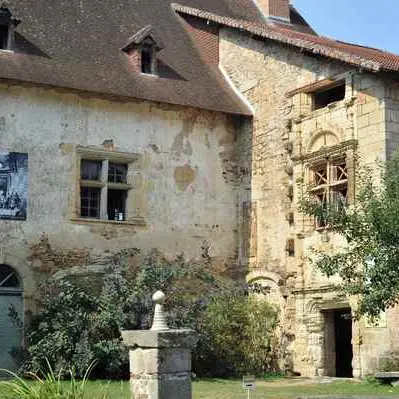 vieux château à Vicq Sur Breuilh