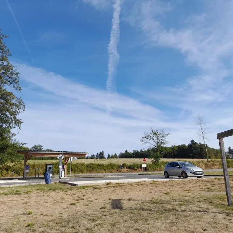 Aire de covoiturage recharge de véhicule électrique et pique-nique à Champnétery