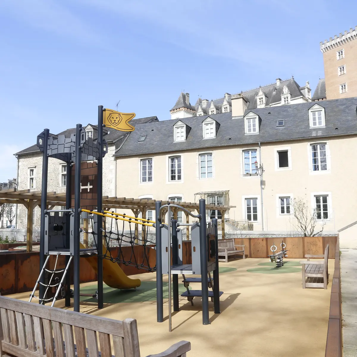 Aire de jeux place monnaie 03 - Pau Pyrénées Tourisme - PL