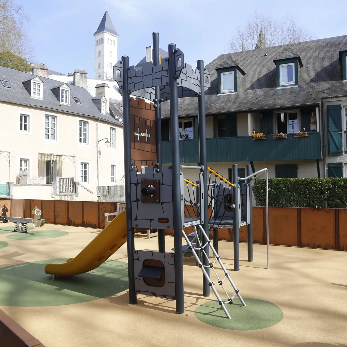 Aire de jeux place monnaie 04 - Pau Pyrénées Tourisme - PL