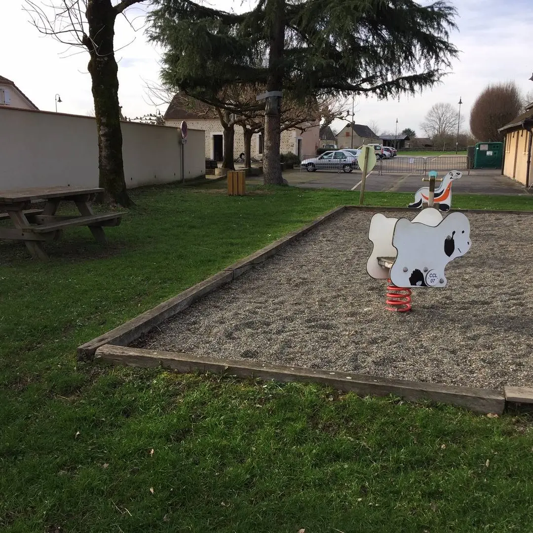 Aire de pique-nique - Siros - tables 4