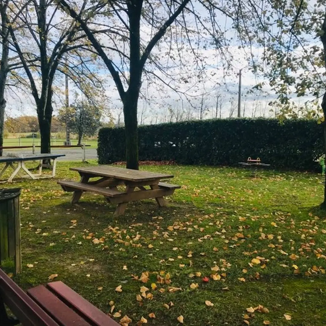 Aire pique nique - Bougarber - tables