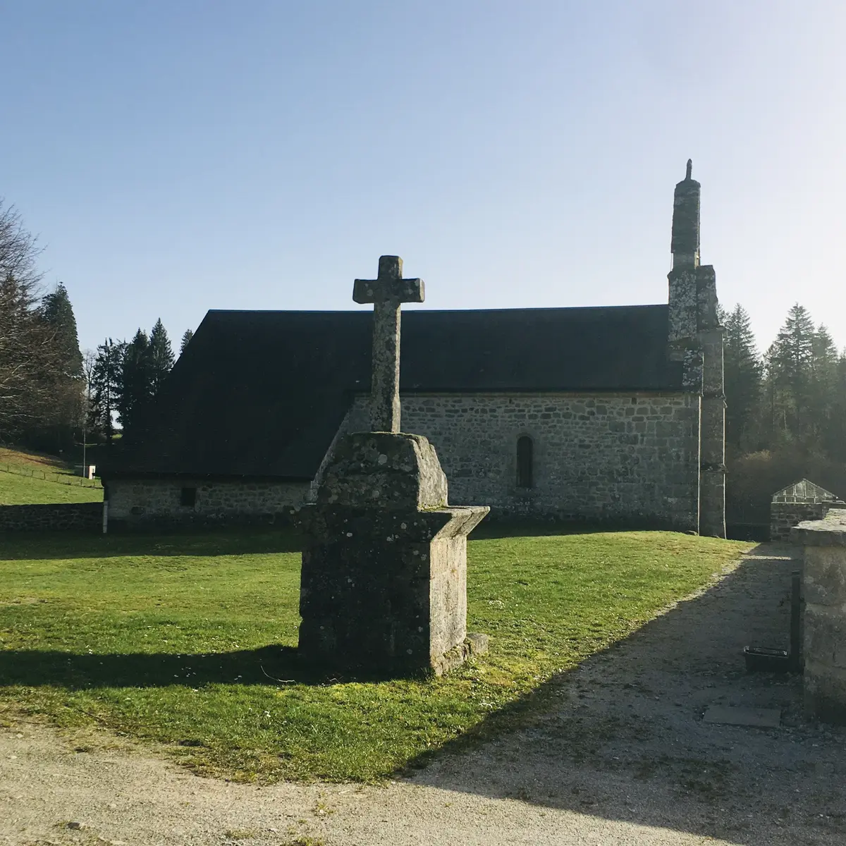 Eglise, calvaire Rilhac Treignac © L Golfier