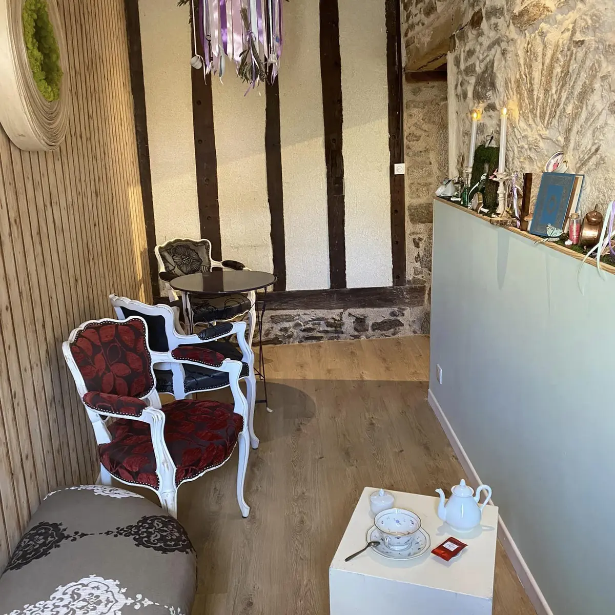 Espace salon de thé dans l'épicerie fine