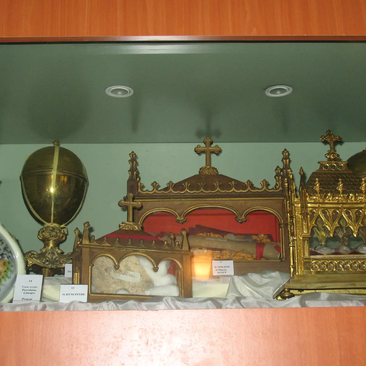Autre vitrine-objets cultuels