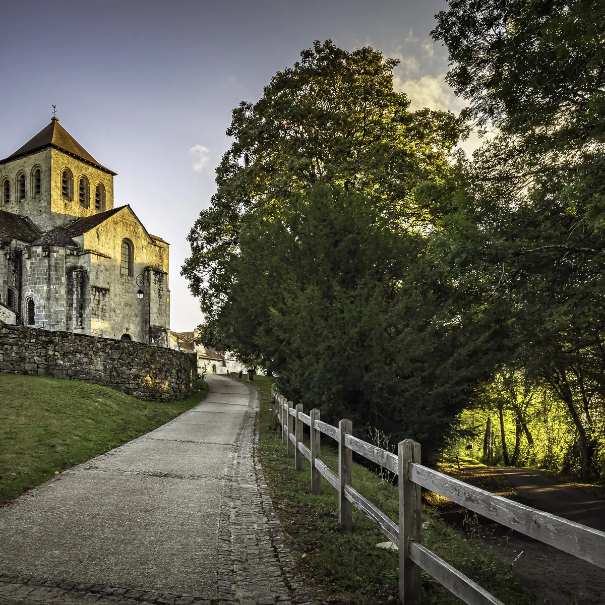 Le Chalard, église romane et cimetière des moines