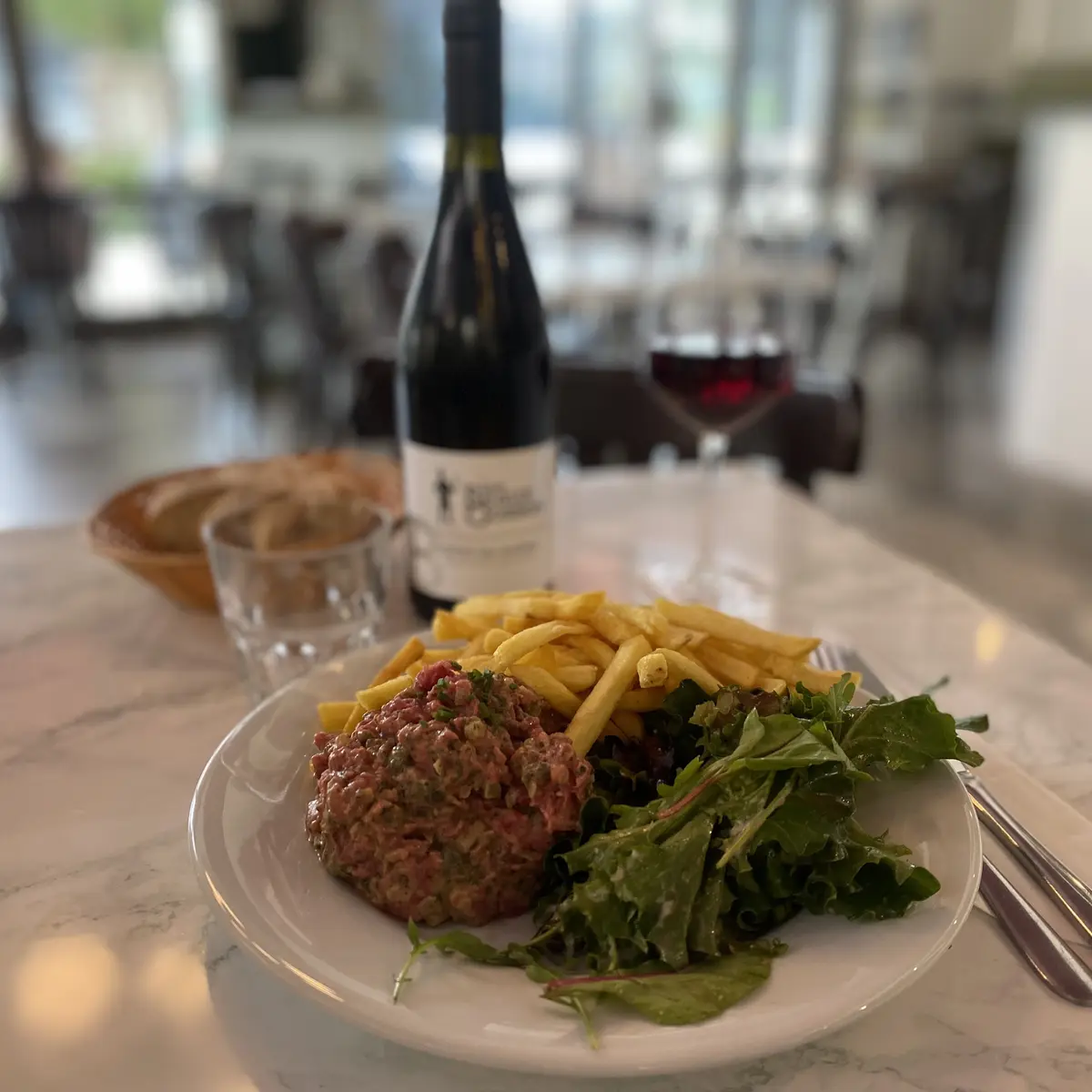 tartare de bœuf charolais au couteau, frites , salade